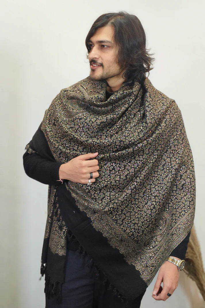 Weaving Mystery: Zari Shawl for Men – Crafted with Exquisite Kashmiri.