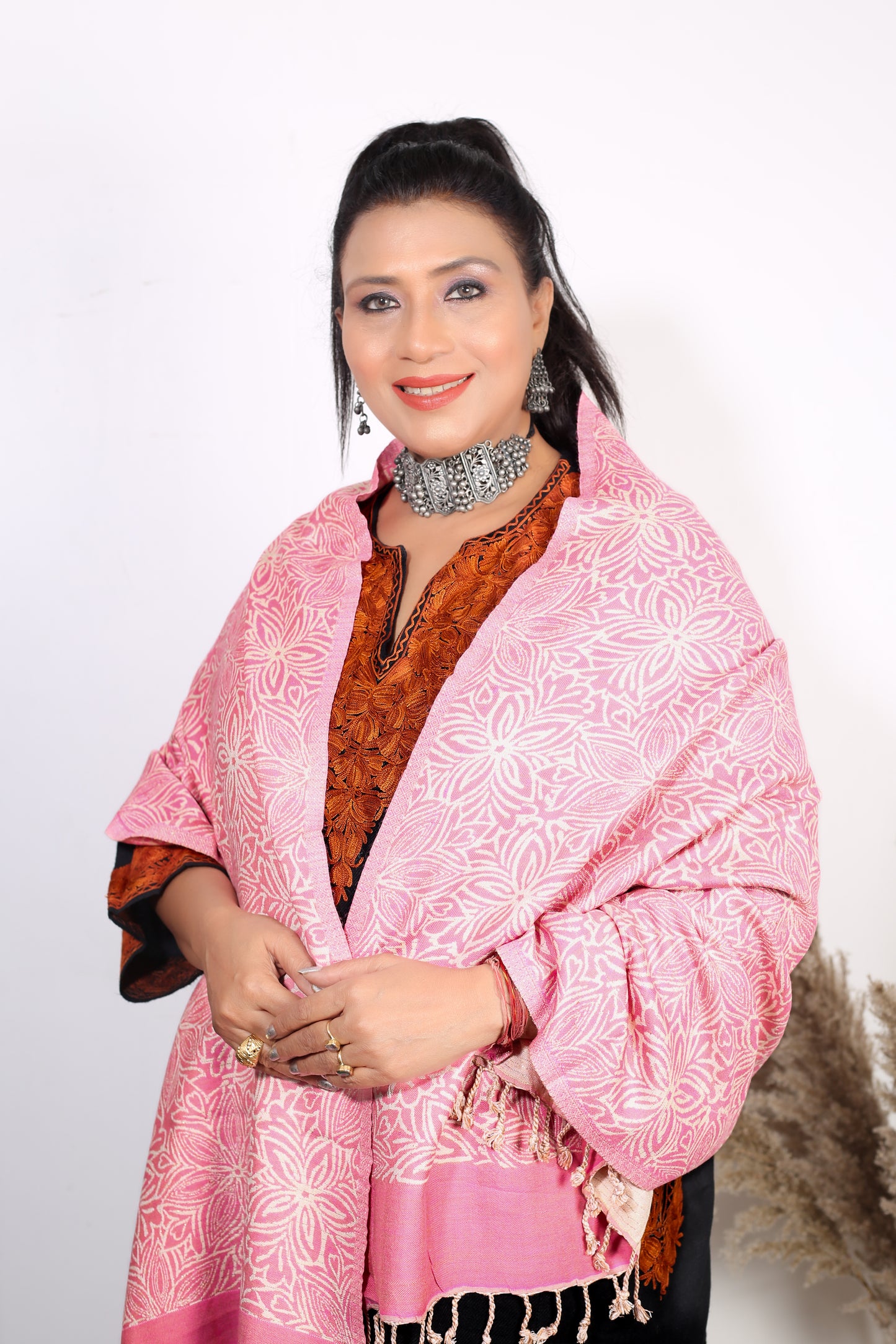 Elegant Zari Stole – Premium Silk Wrap with Stunning Gold Thread Detailing