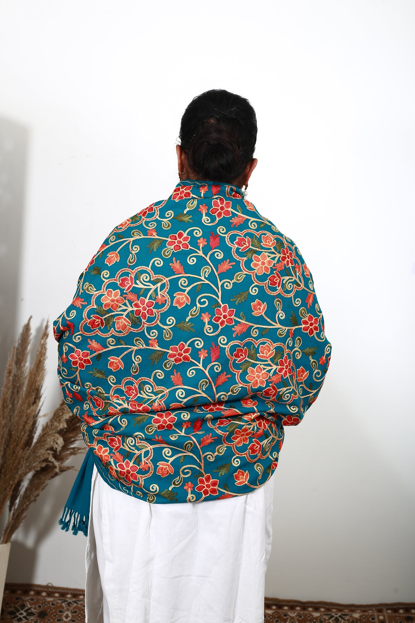 Exquisite Hand-Embroidered Aari Shawl – Kashmiri Wool Wrap – Soft, Warm & Lightweight – Artisanal Craftsmanship – Traditional Elegance for Women