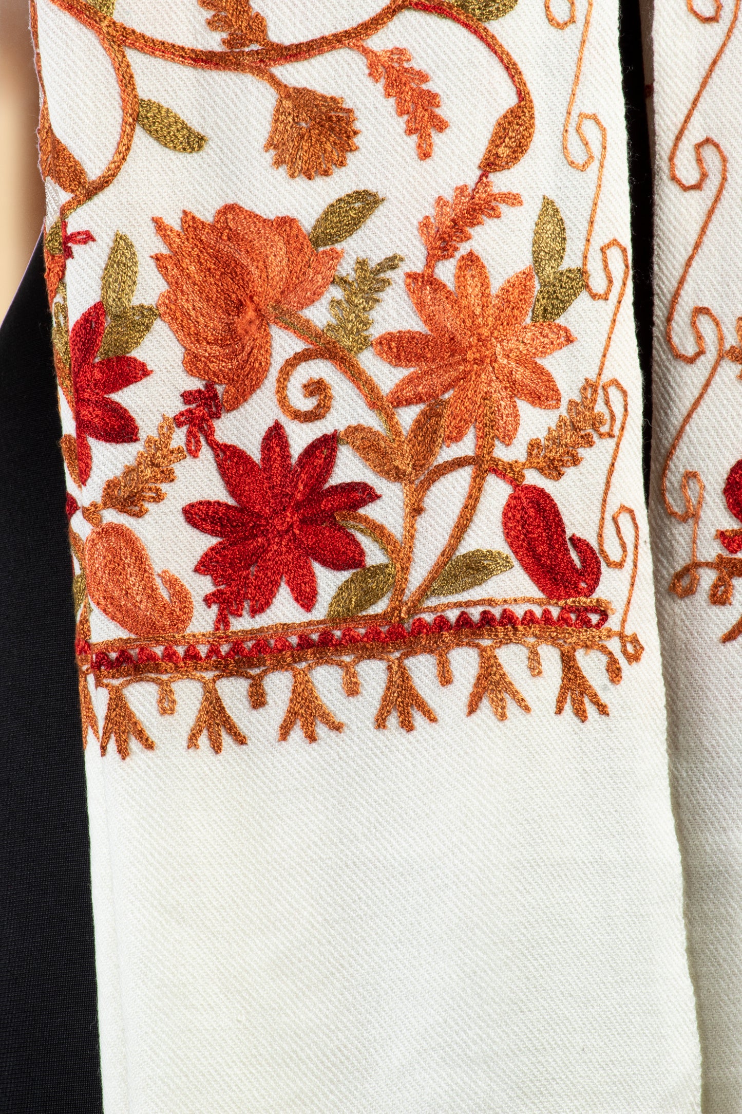 Luxury Aari Work Kashmiri Shawl – Exquisite Hand-Embroidered Wool Wrap – Soft, Warm & Lightweight – Perfect Gift for Elegant Women