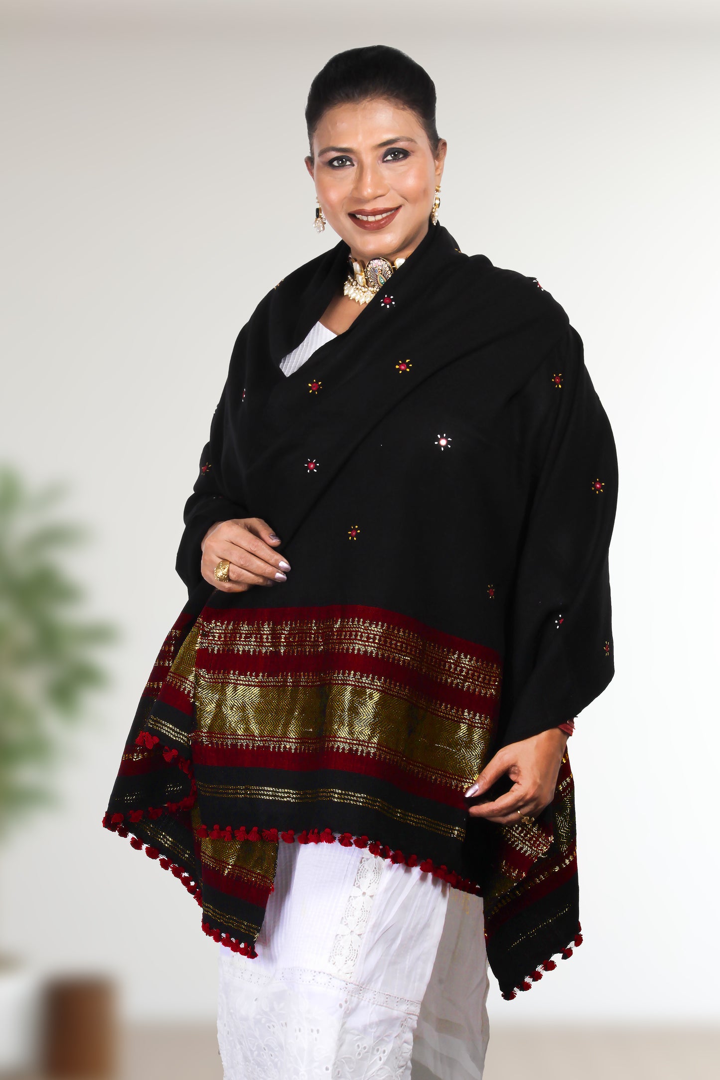 Lagdi Patta Shawl – Traditional Kashmiri Hand-Embroidered Wool Shawl with Elegant Lagdi Patta Desig