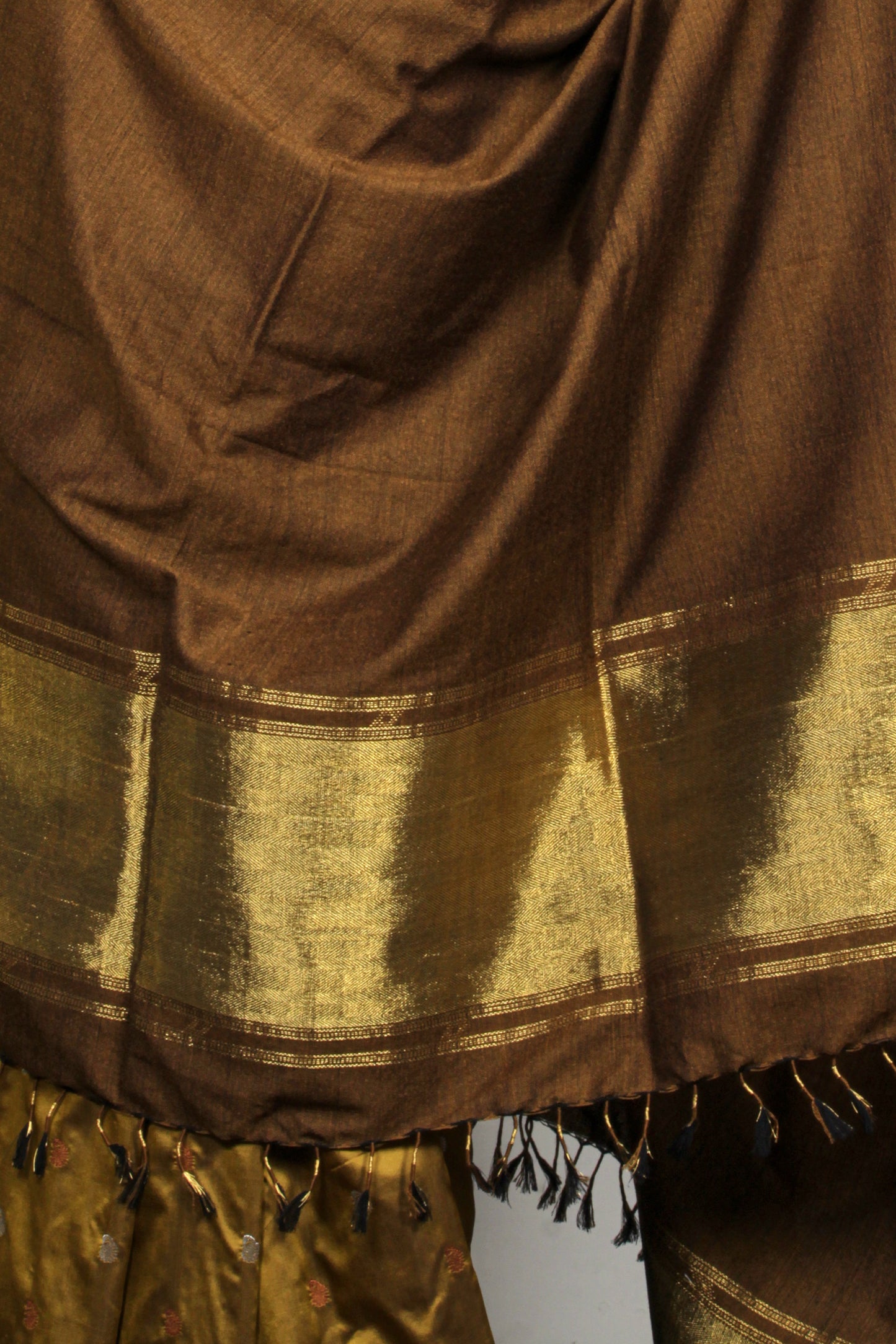 Kugdi Shawl – Handcrafted Kashmiri Wool Shawl with Stunning Kugdi Embroidery for Elegant Style