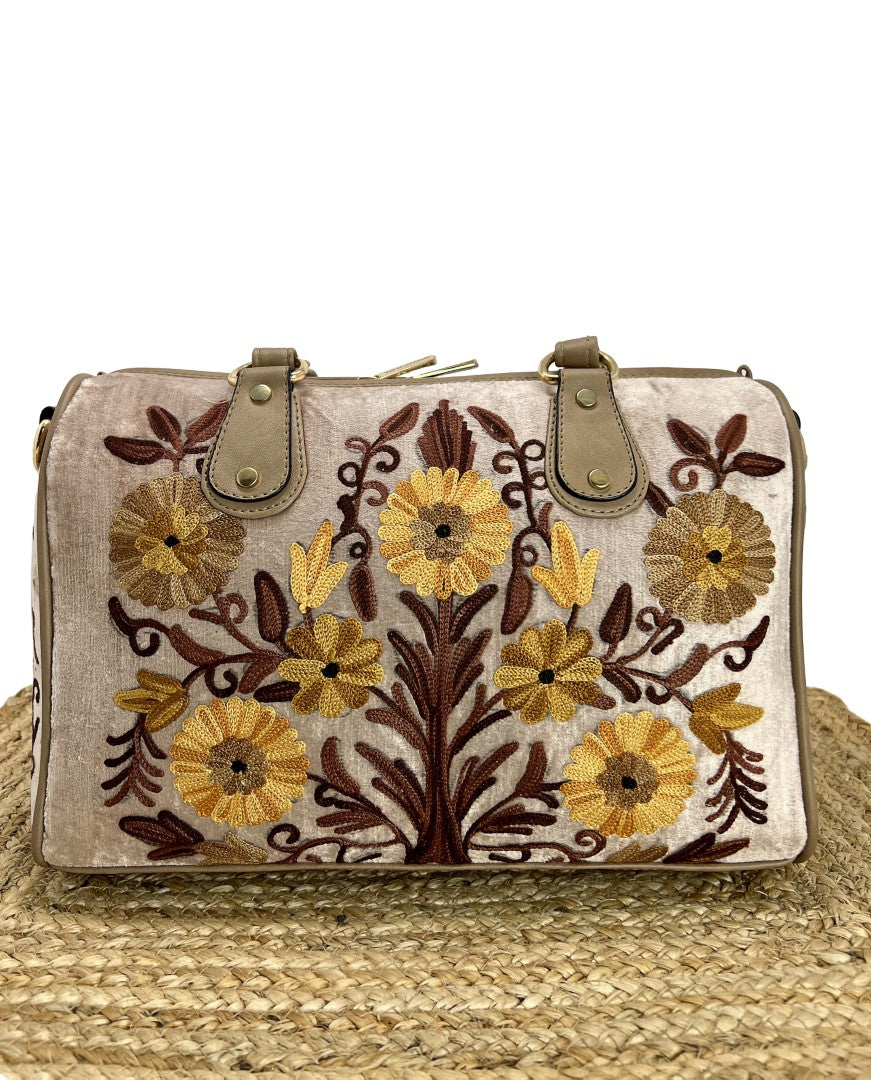 Vintage Vibes: Embroidered Handbag Elegance