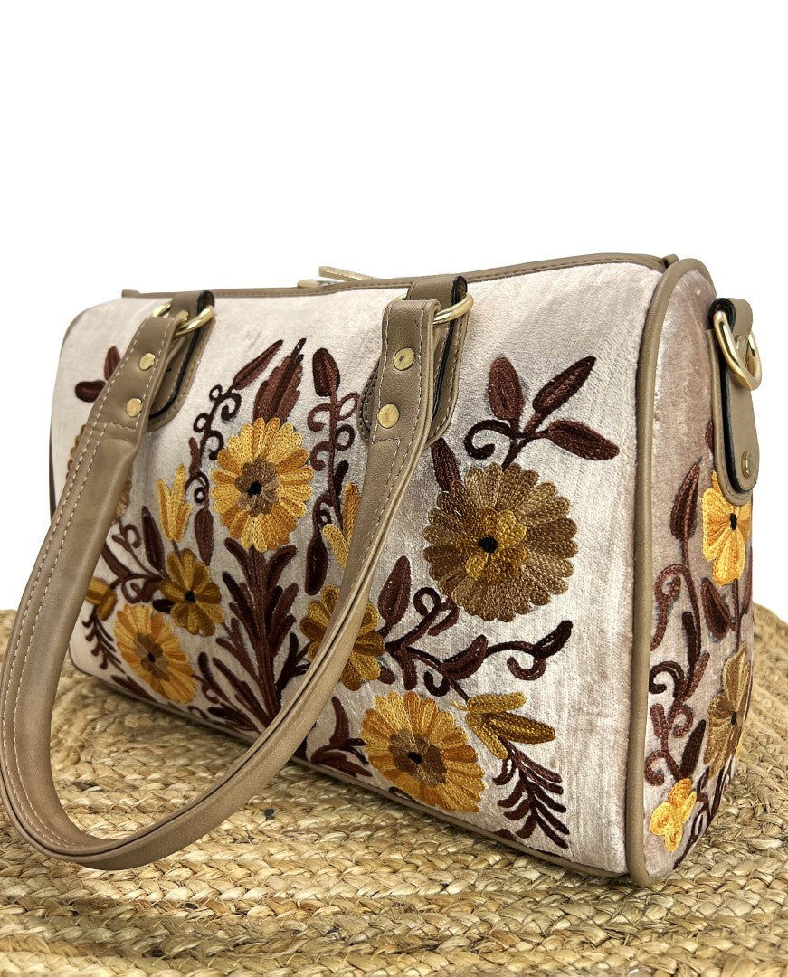 Vintage Vibes: Embroidered Handbag Elegance