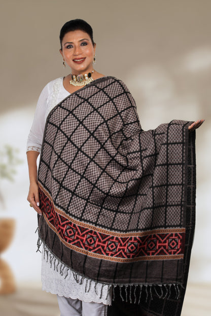 Tibetan Shawl: Elegant Kashmiri Wool with Hand-Embroidered Detailing