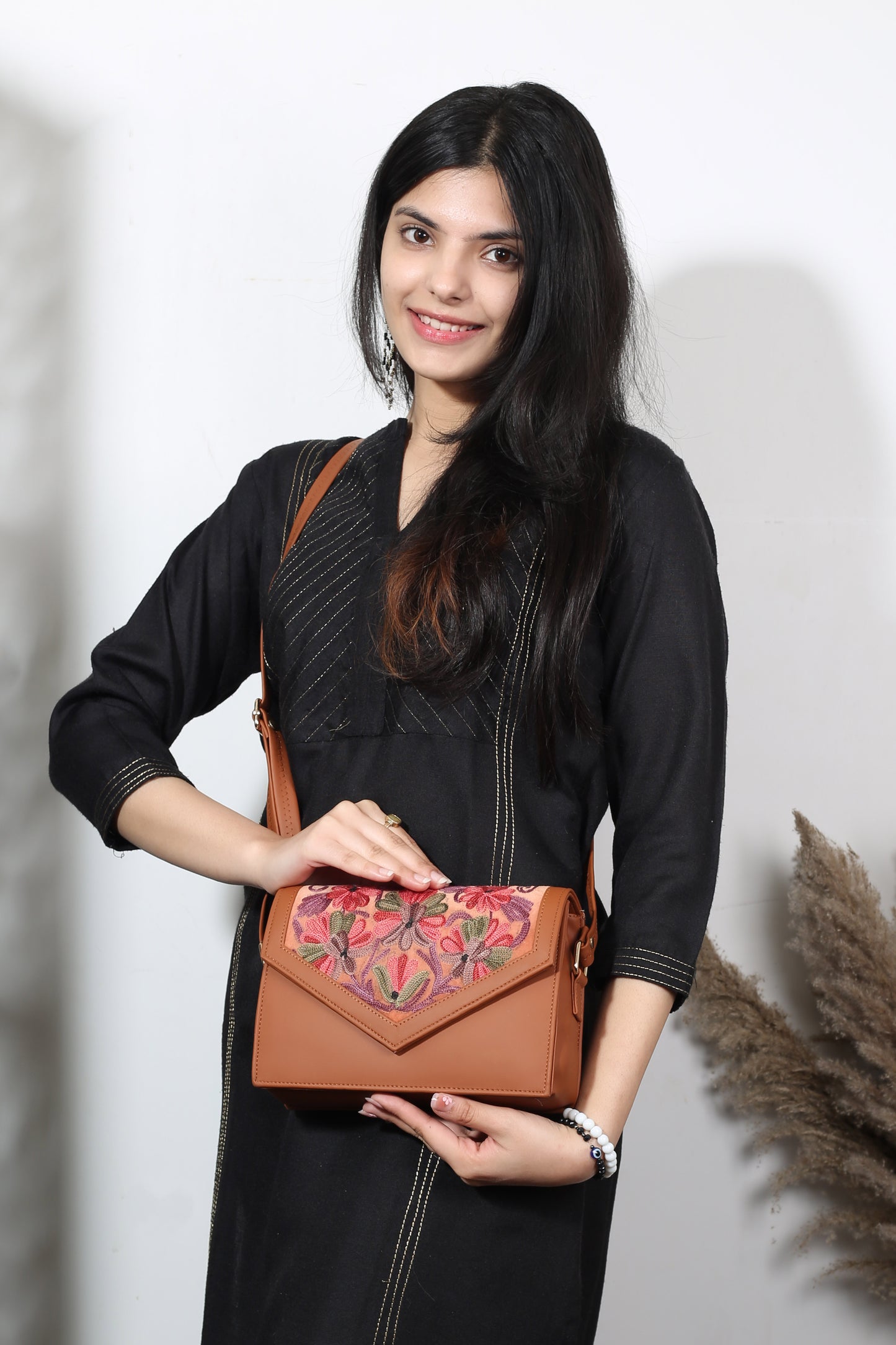 Kashmir’s Artisan Sling Bag – Handcrafted Luxury