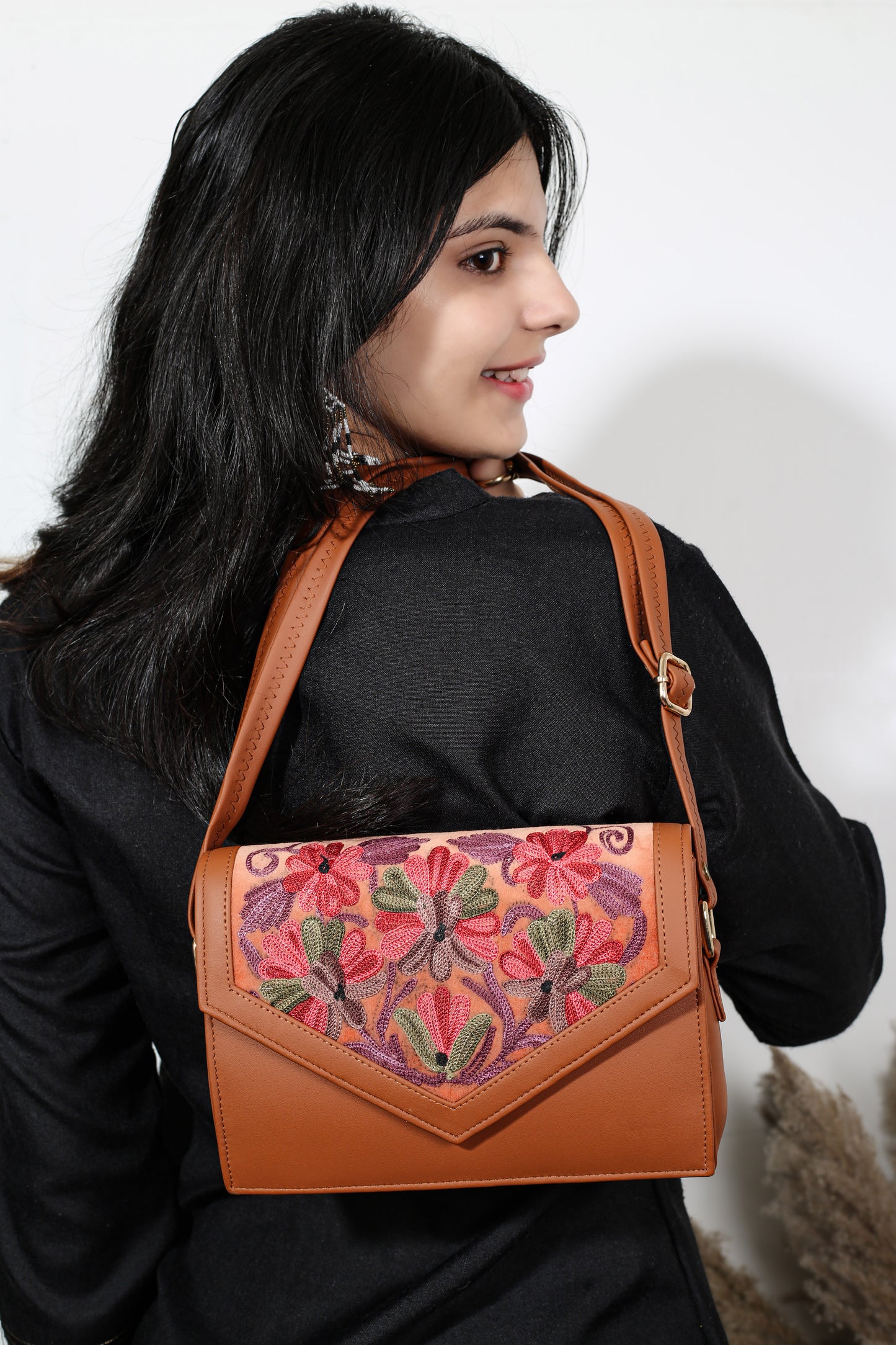 Kashmir’s Artisan Sling Bag – Handcrafted Luxury