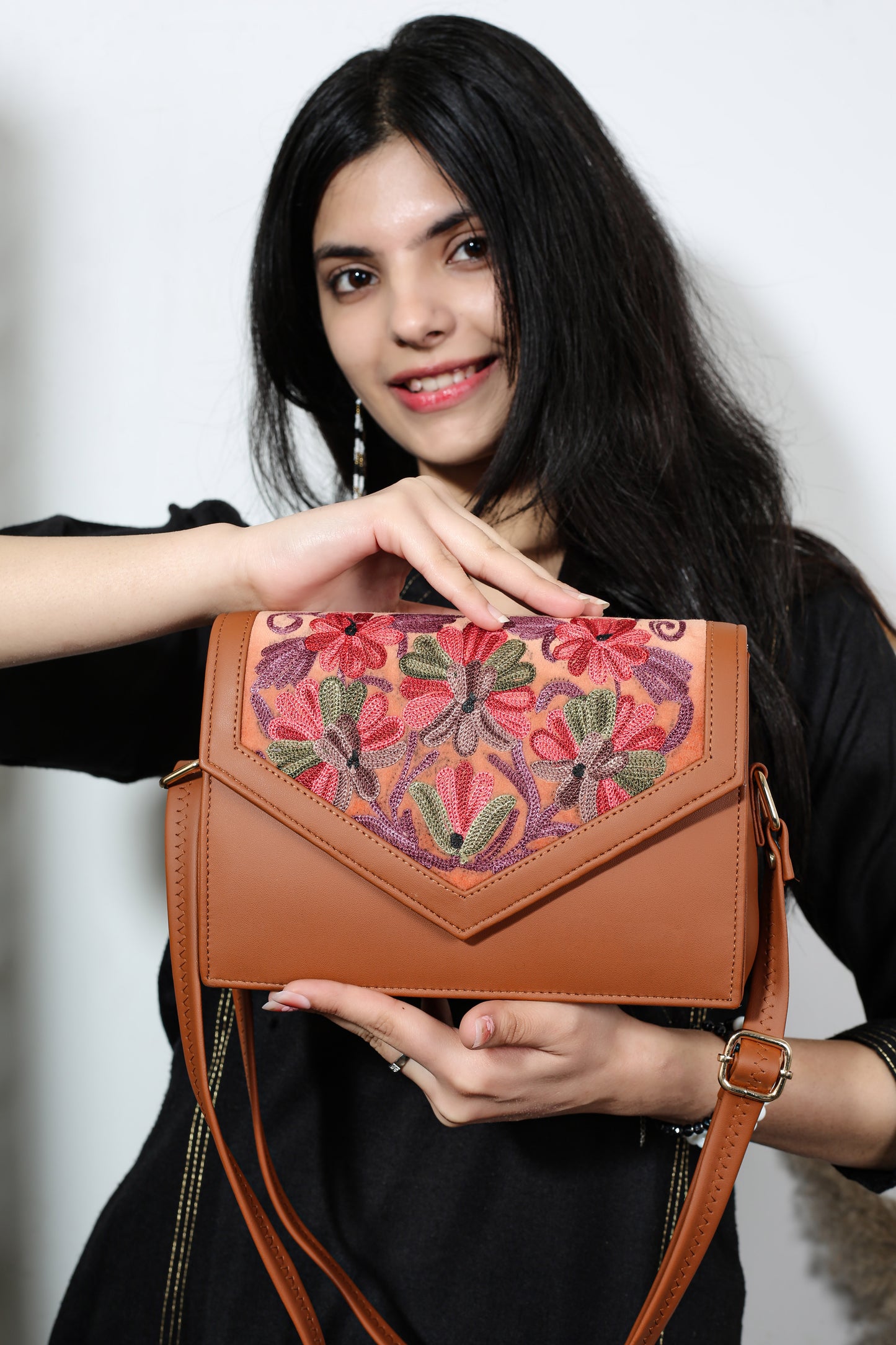 Kashmir’s Artisan Sling Bag – Handcrafted Luxury