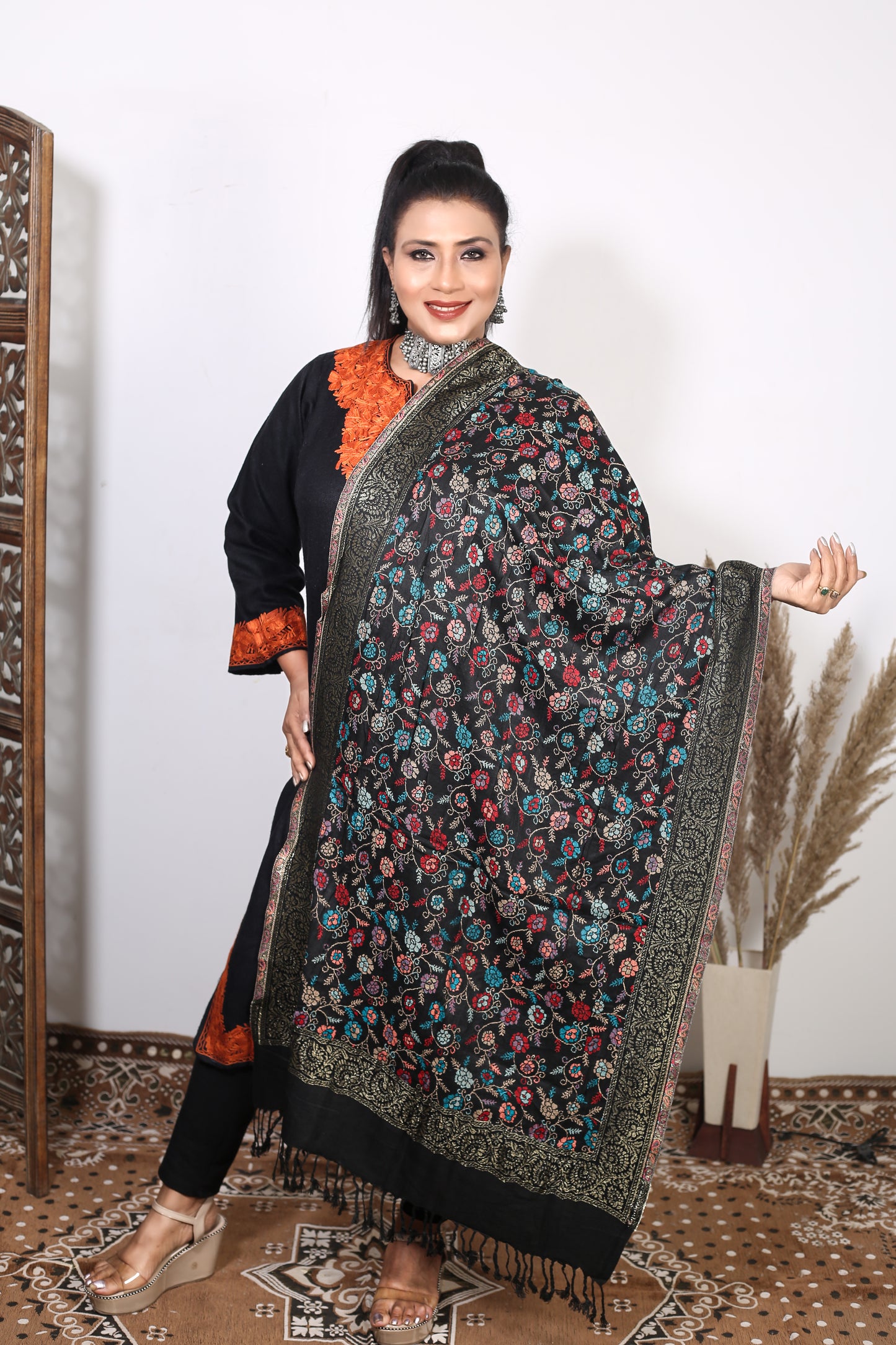 Elegant Handwoven Kashmiri Kaani Zari Stole with Intricate Embroidery – Weaving Mystery Collection