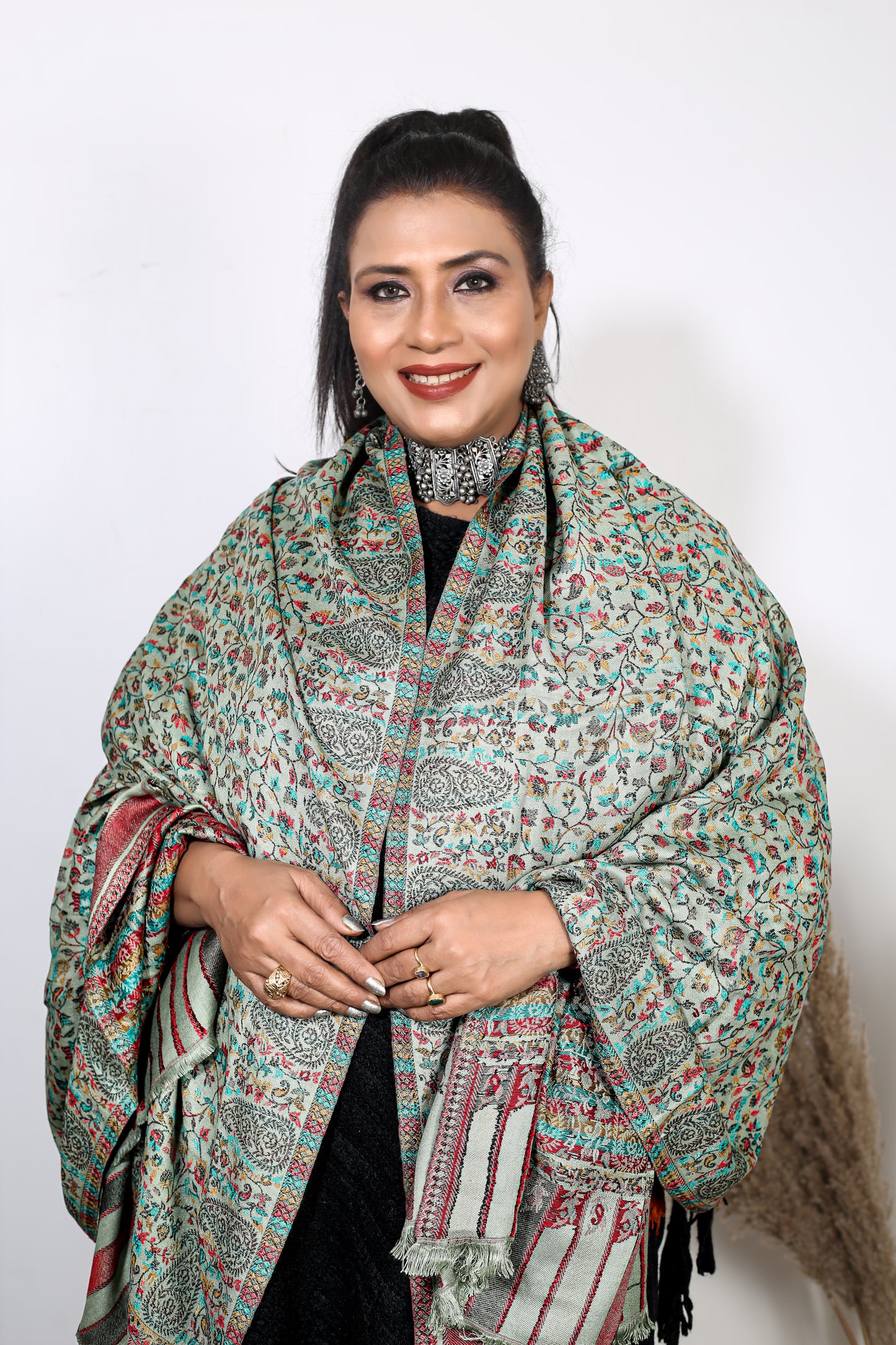 Exquisite Patta Kashmiri Shawl – Handcrafted Elegance