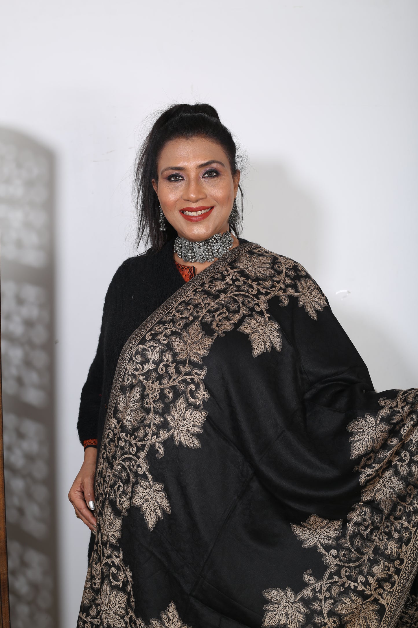 Elegant Black Eska Stole – Handcrafted Silk Shawl with Fine Zari Thread Work
