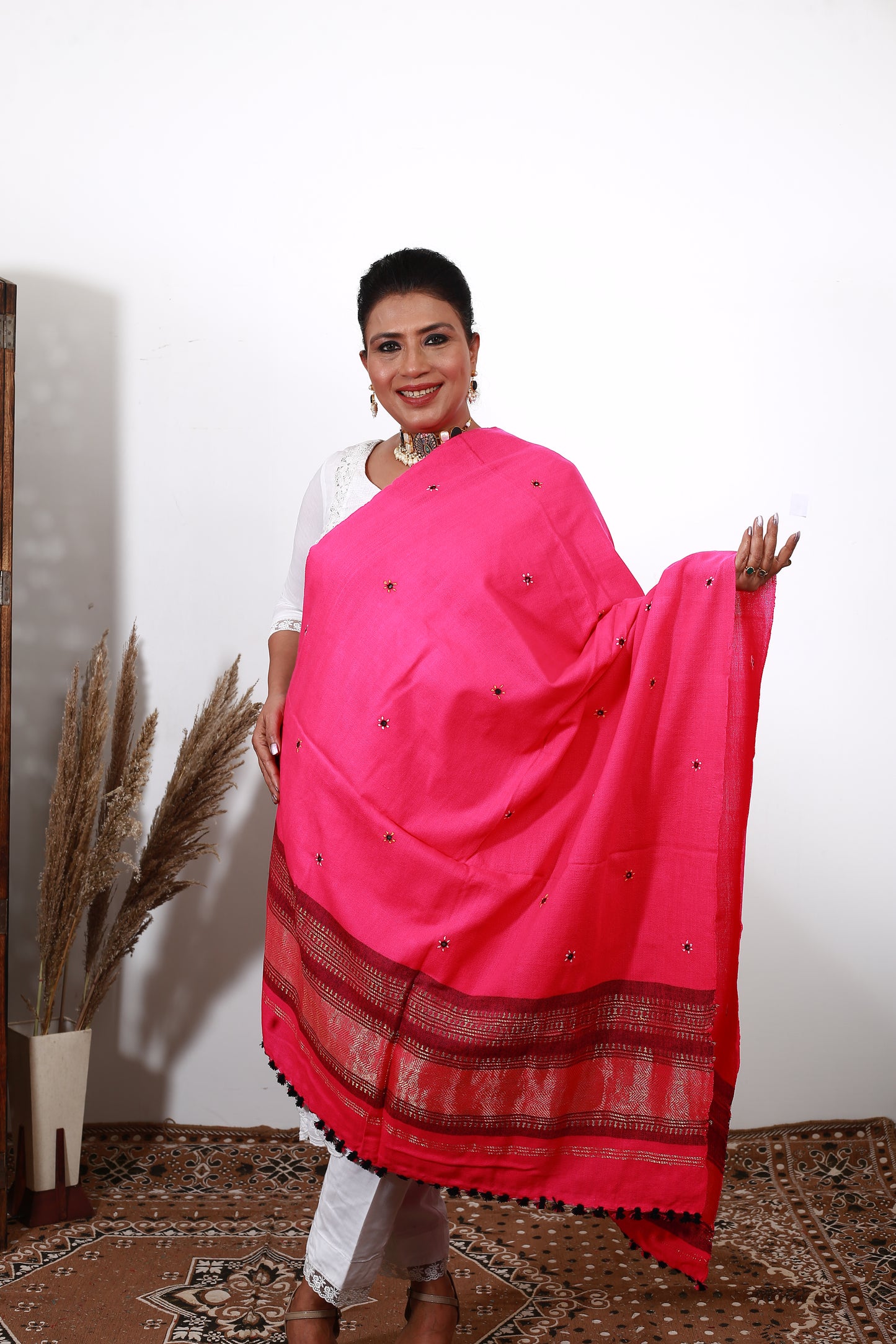 Lagdi Patta Shawl – Luxurious Kashmiri Wool Wrap with Traditional Hand Embroidery