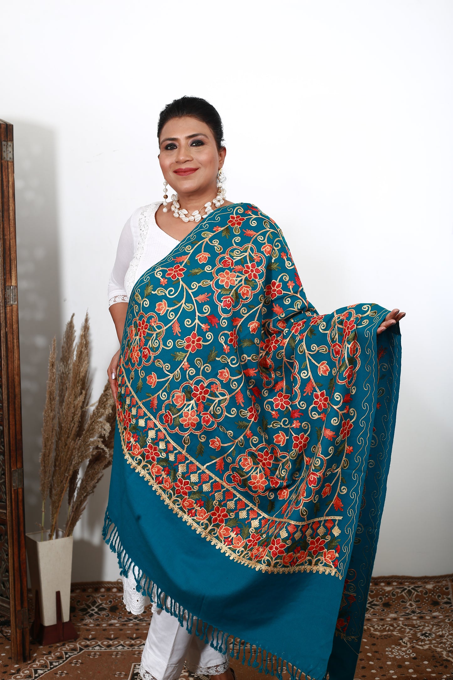 Exquisite Hand-Embroidered Aari Shawl – Kashmiri Wool Wrap – Soft, Warm & Lightweight – Artisanal Craftsmanship – Traditional Elegance for Women