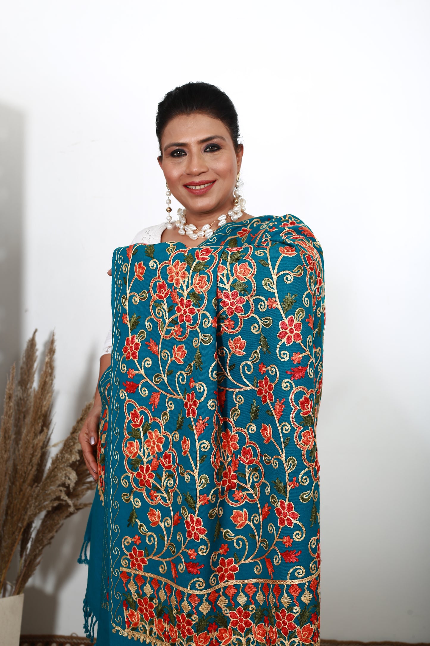 Exquisite Hand-Embroidered Aari Shawl – Kashmiri Wool Wrap – Soft, Warm & Lightweight – Artisanal Craftsmanship – Traditional Elegance for Women