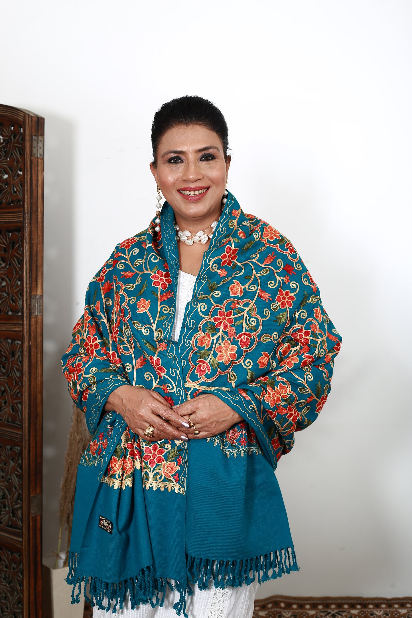 Exquisite Hand-Embroidered Aari Shawl – Kashmiri Wool Wrap – Soft, Warm & Lightweight – Artisanal Craftsmanship – Traditional Elegance for Women