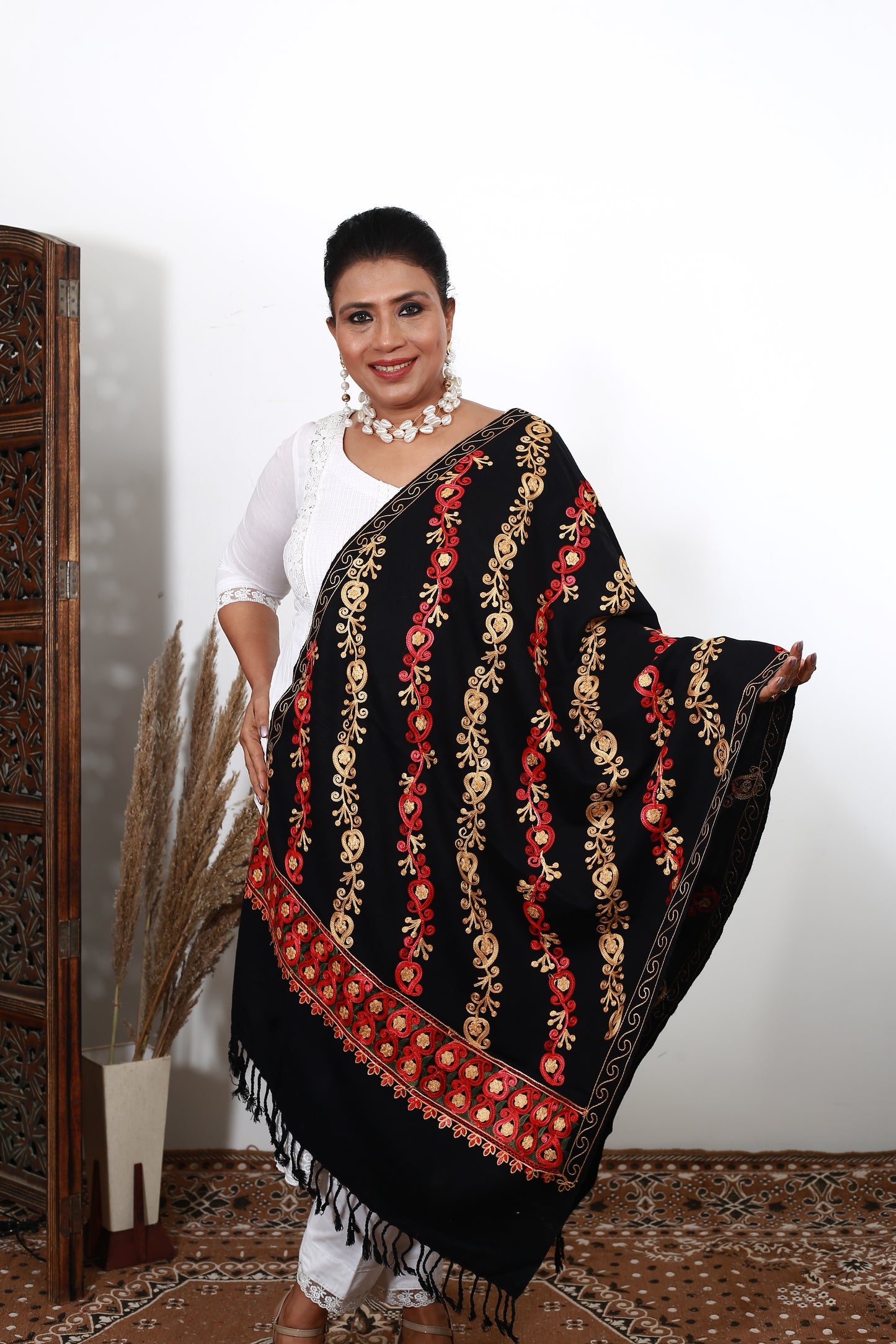 Black Aari Shawl – Handcrafted Kashmiri Stole with Intricate Aari Embroidery