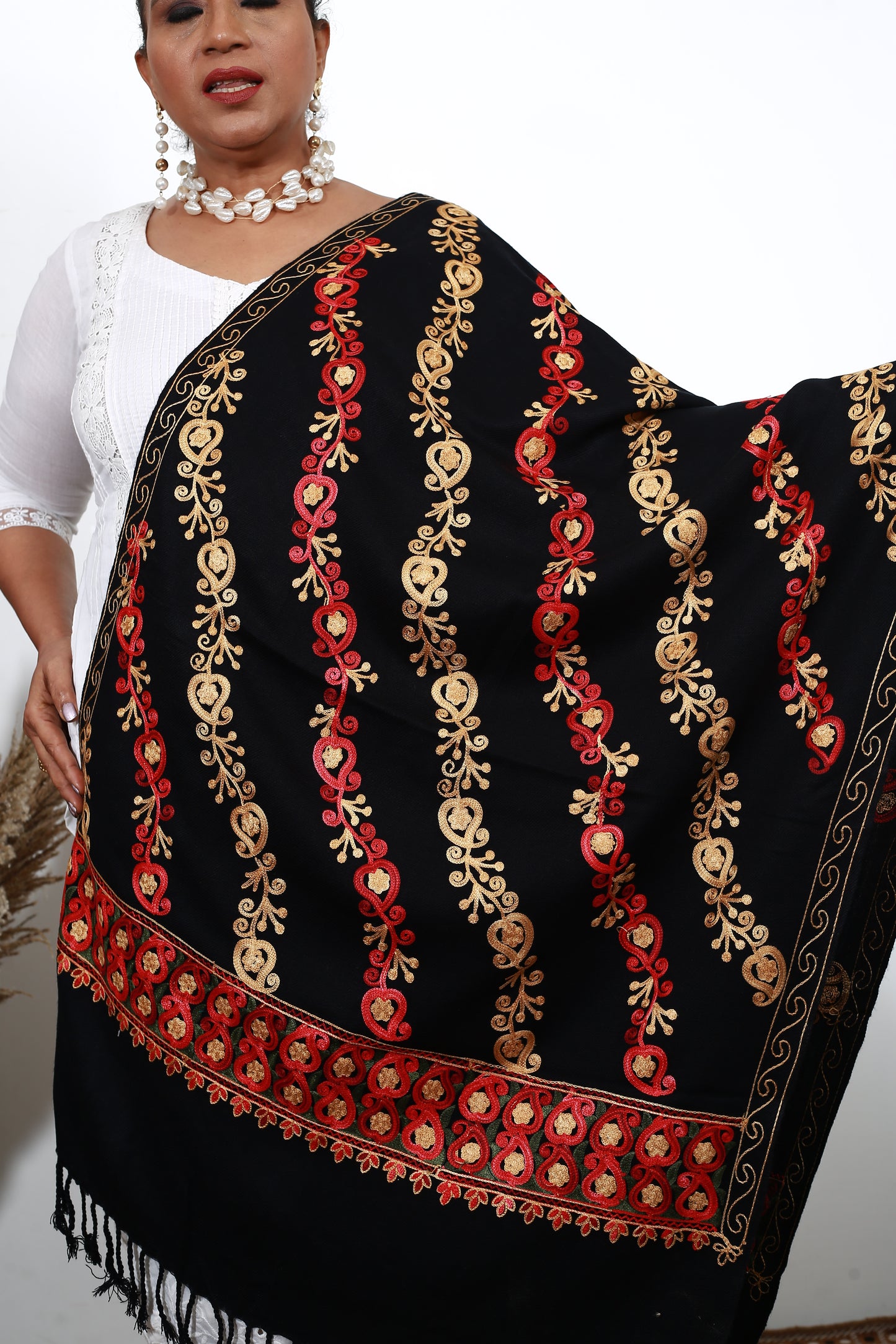 Black Aari Shawl – Handcrafted Kashmiri Stole with Intricate Aari Embroidery