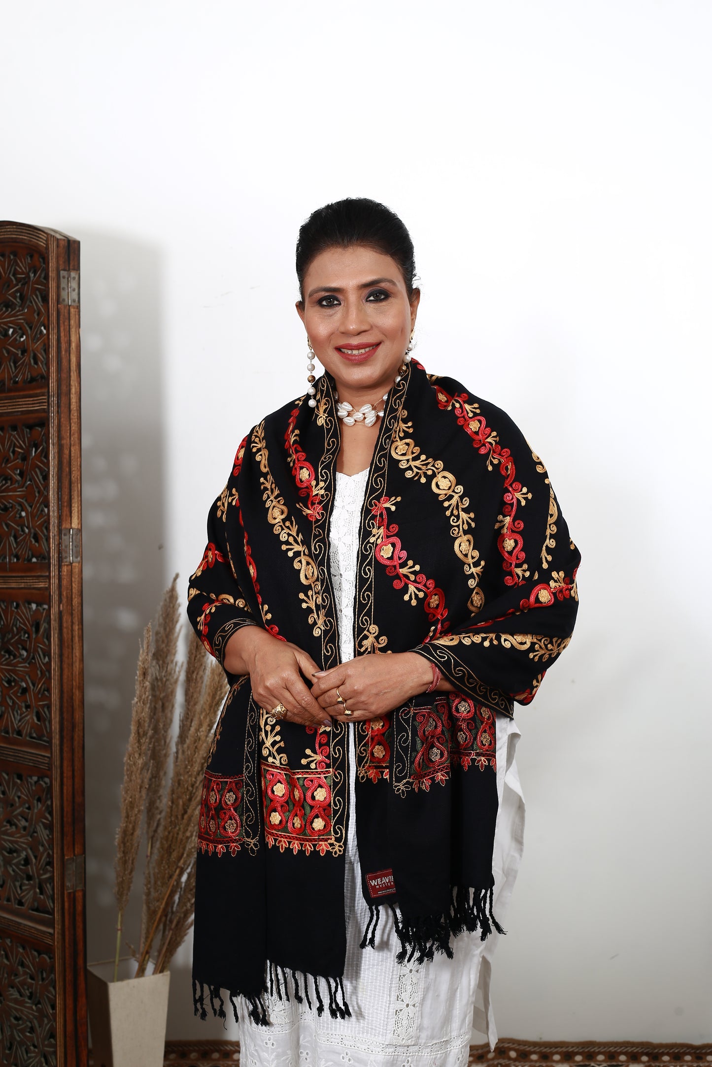 Black Aari Shawl – Handcrafted Kashmiri Stole with Intricate Aari Embroidery
