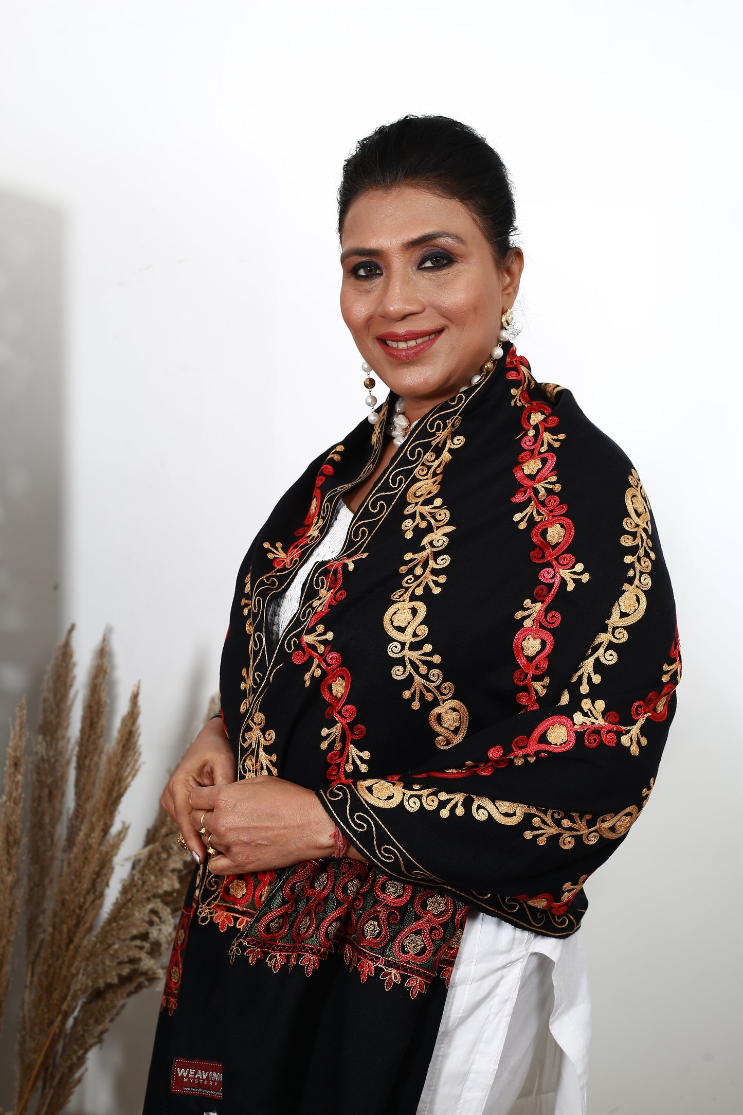 Black Aari Shawl – Handcrafted Kashmiri Stole with Intricate Aari Embroidery