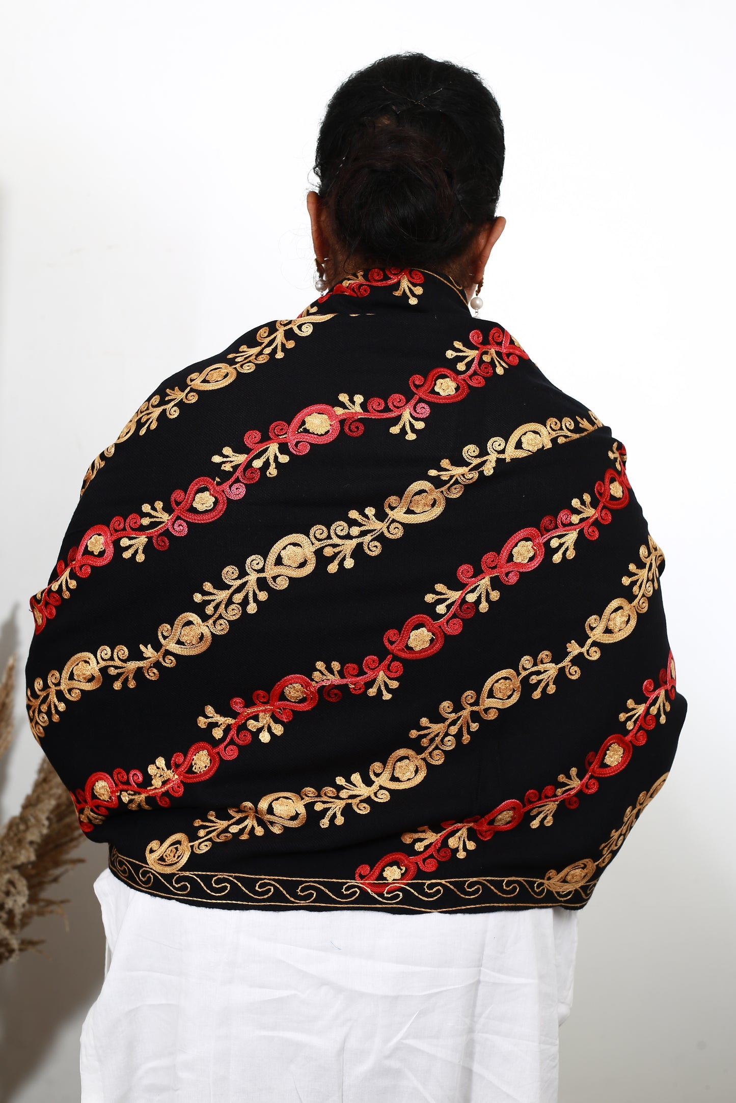 Black Aari Shawl – Handcrafted Kashmiri Stole with Intricate Aari Embroidery