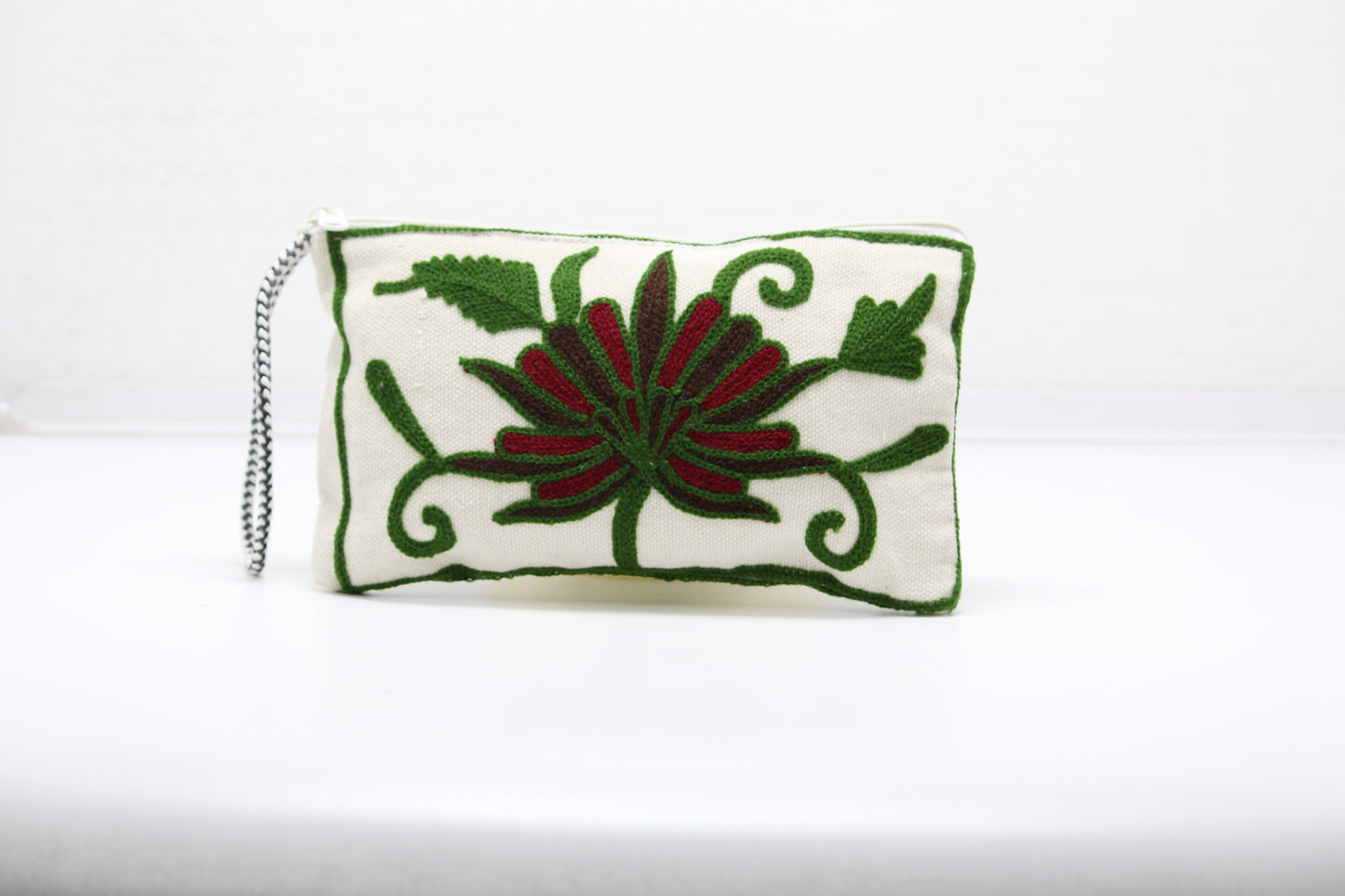 Pouch Vogue: Handmade Embroidered Pouch