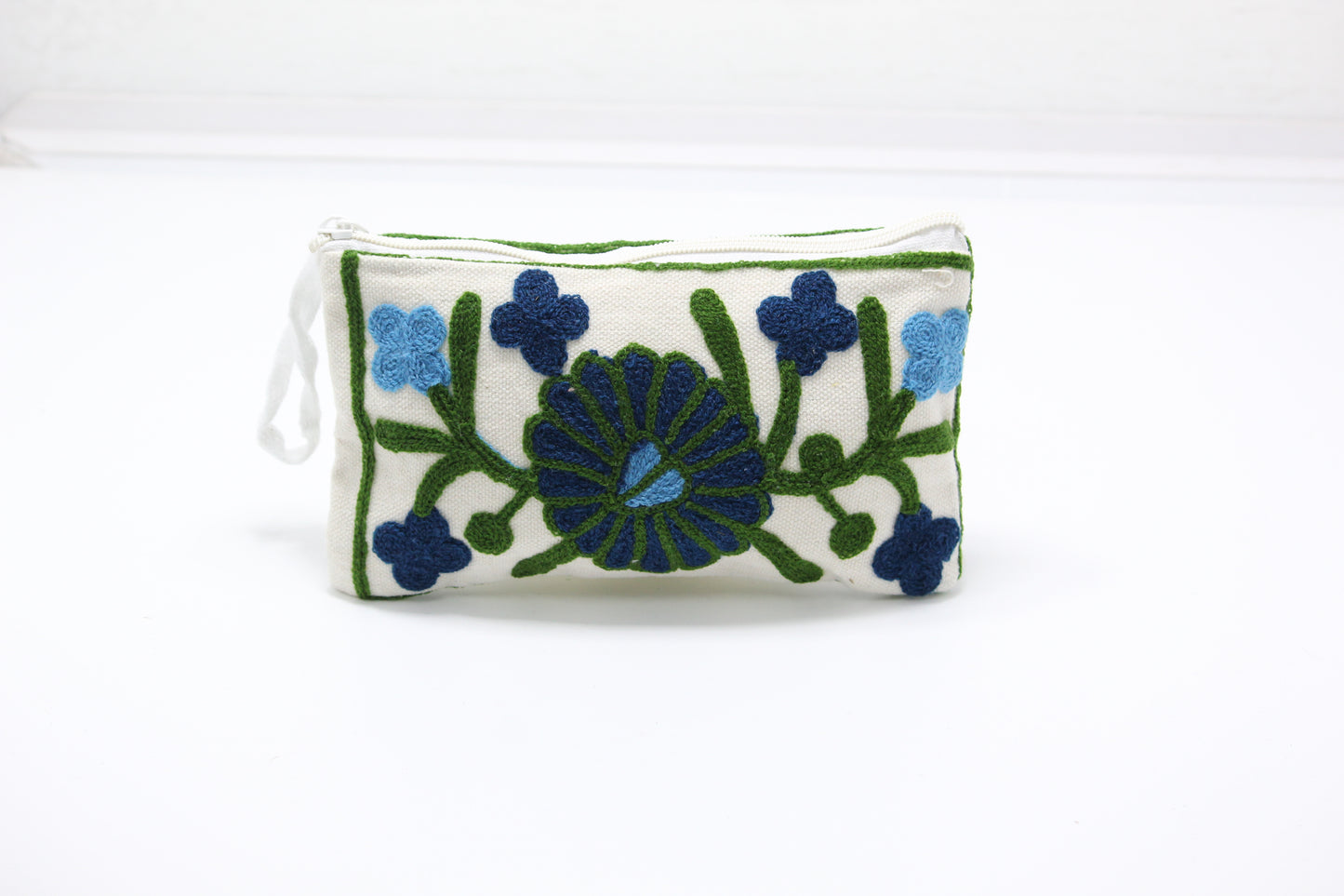 Pouch Glam: Handmade Embroidered Pouch