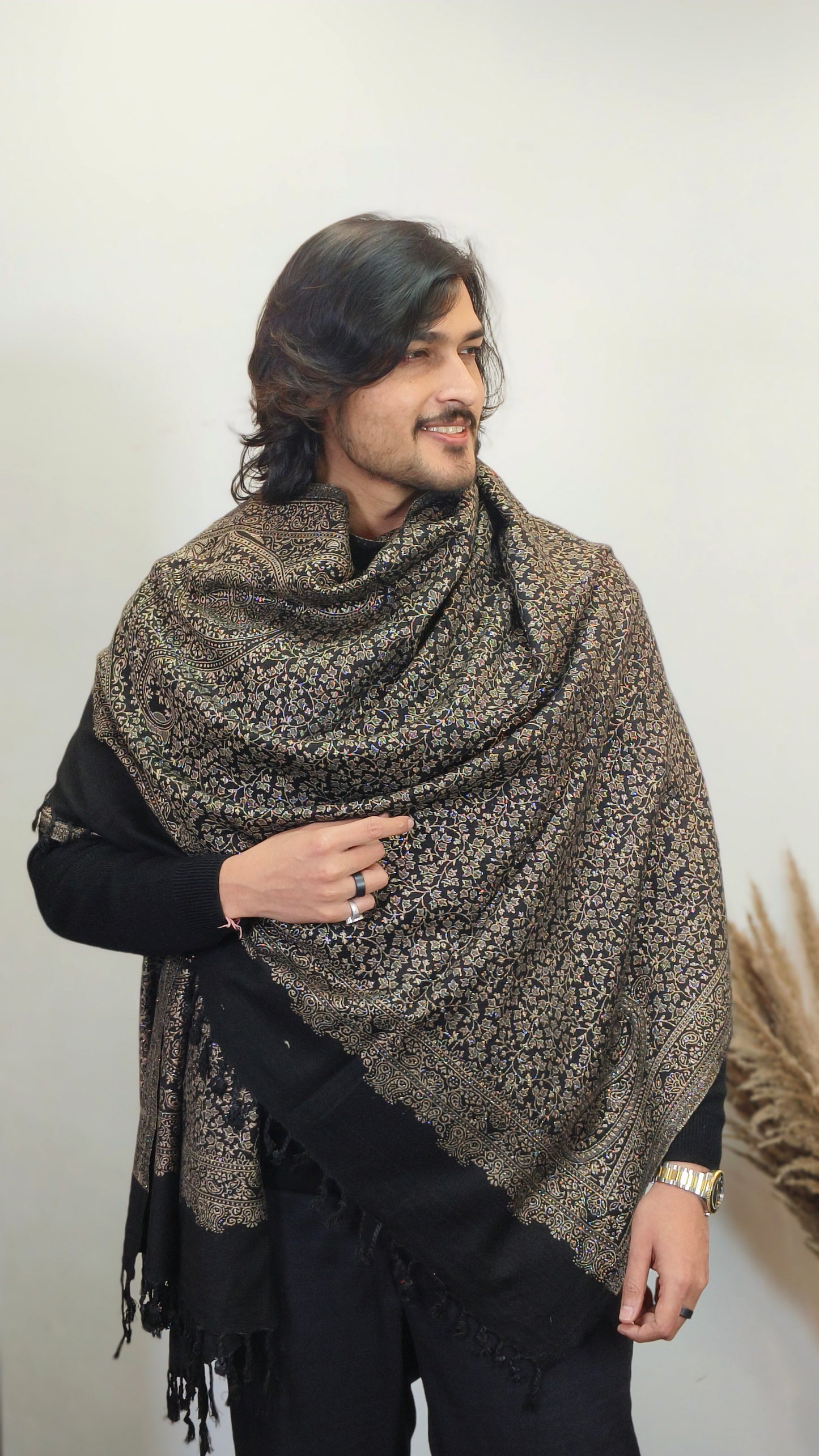 Weaving Mystery: Zari Shawl for Men – Crafted with Exquisite Kashmiri.