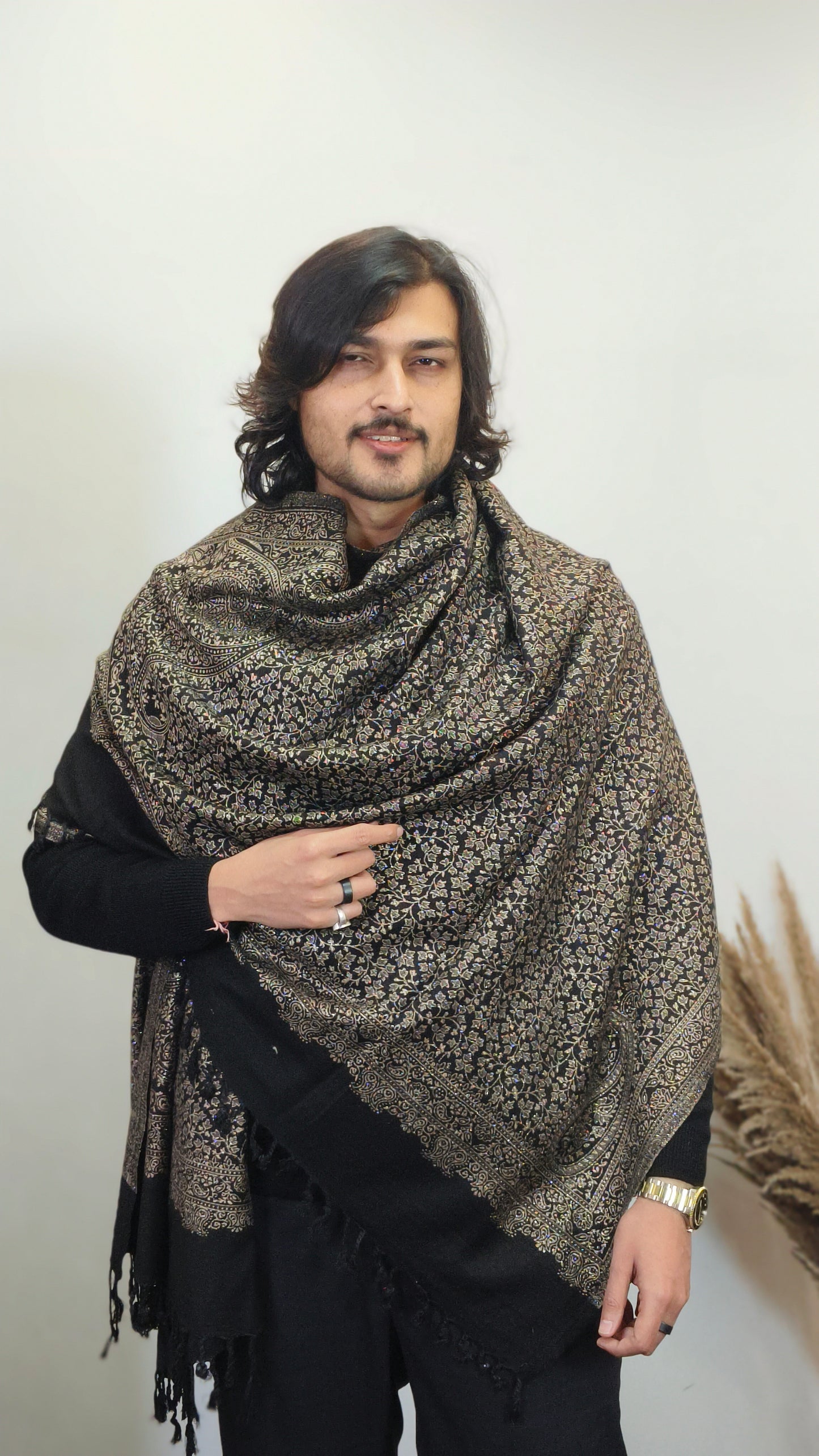 Weaving Mystery: Zari Shawl for Men – Crafted with Exquisite Kashmiri.