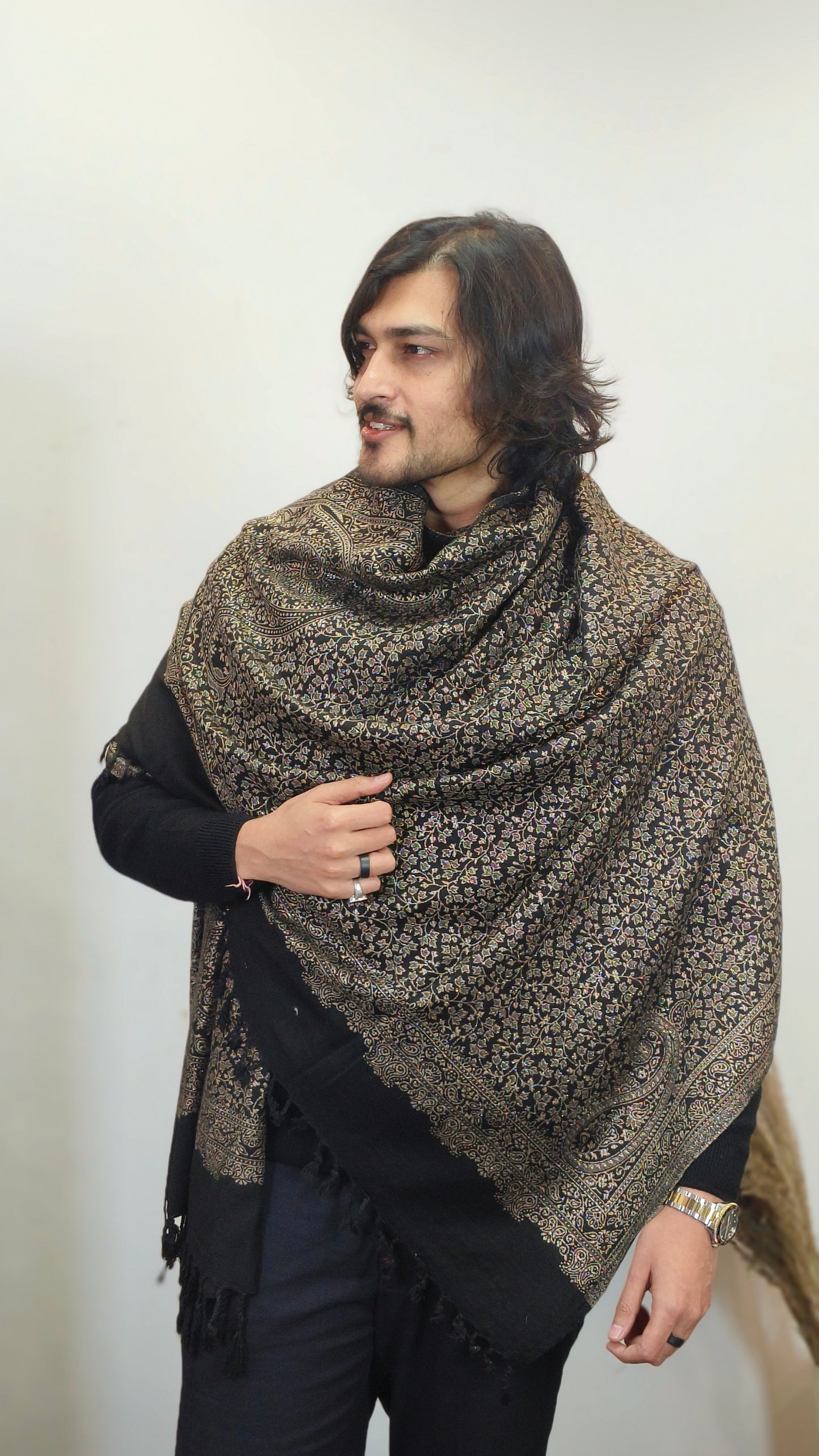 Weaving Mystery: Zari Shawl for Men – Crafted with Exquisite Kashmiri.