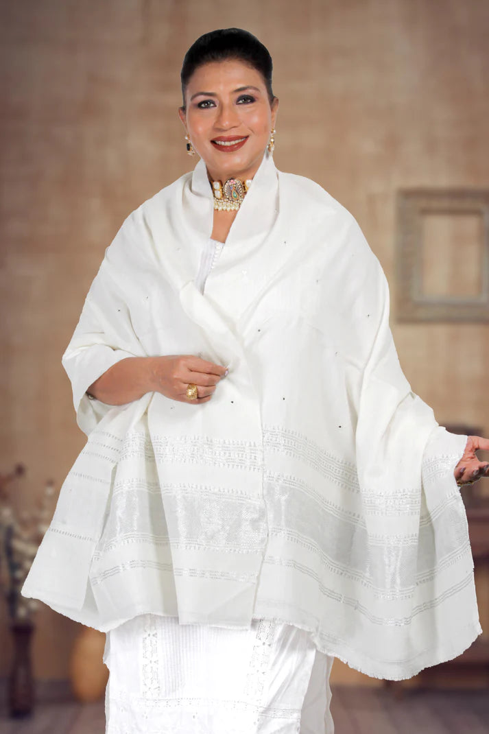 White Lagdi Patta Shawl & Duffle Bag Combo – Lohri Special Offer