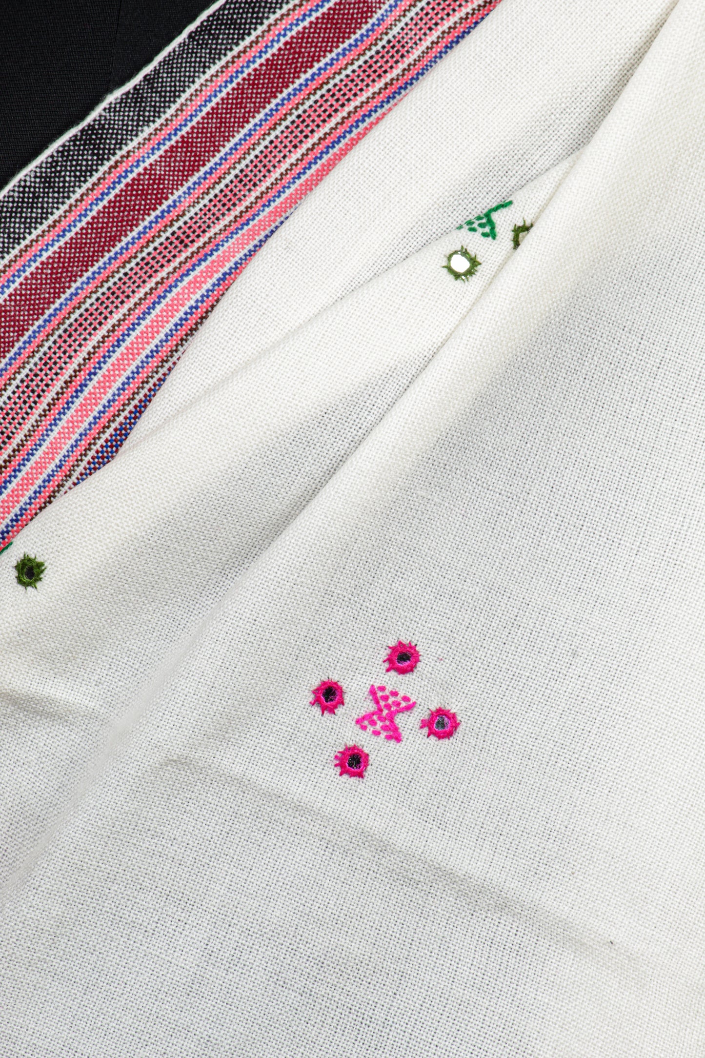 Experience Tradition with Weaving Mystery’s Handmade Kutch Bhujodi Shawl – Artisan Craftsmanship Redefined