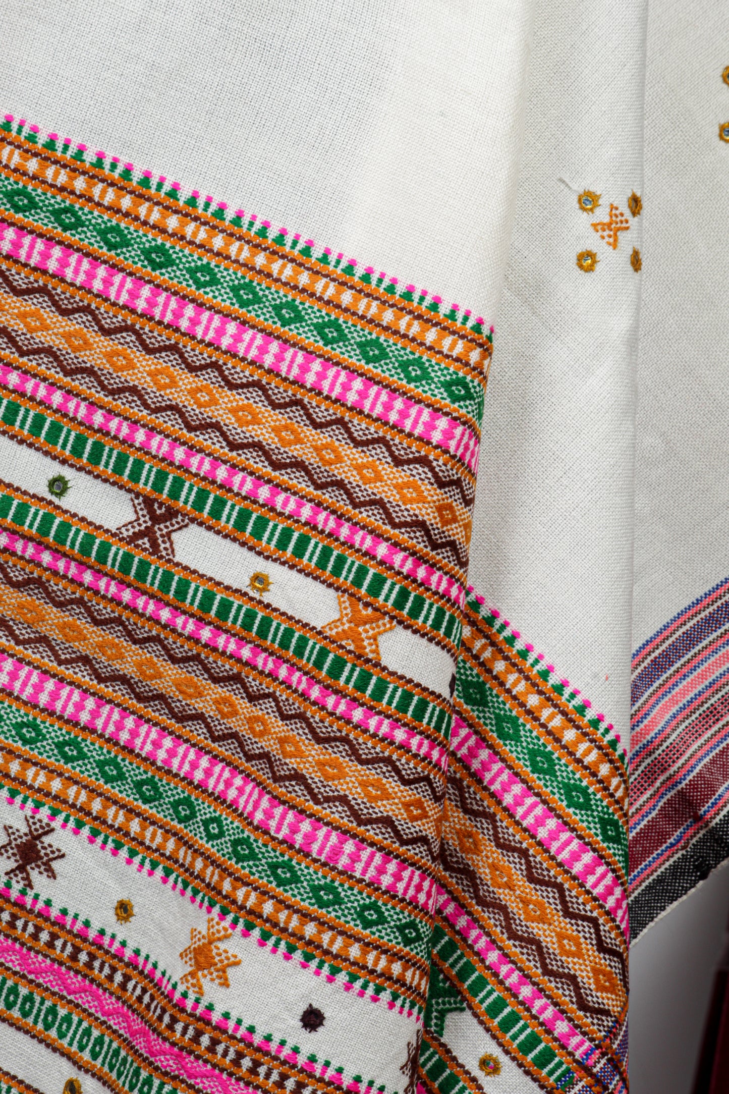 Experience Tradition with Weaving Mystery’s Handmade Kutch Bhujodi Shawl – Artisan Craftsmanship Redefined