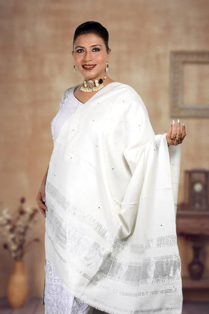 White Lagdi Patta Shawl & Duffle Bag Combo – Lohri Special Offer